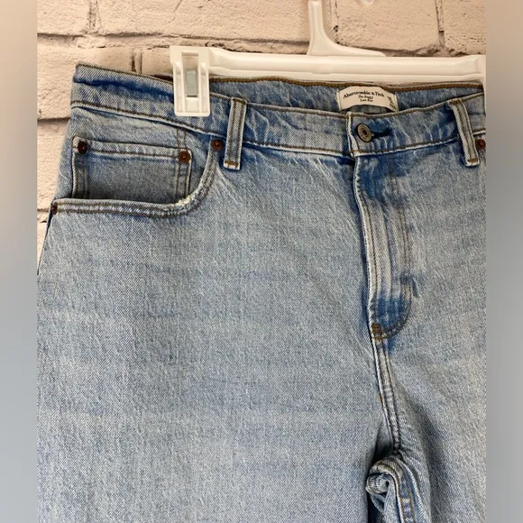 Abercrombie &amp; Fitch Low Rise Baggy Fit Jeans Light Wash size 14 NWT