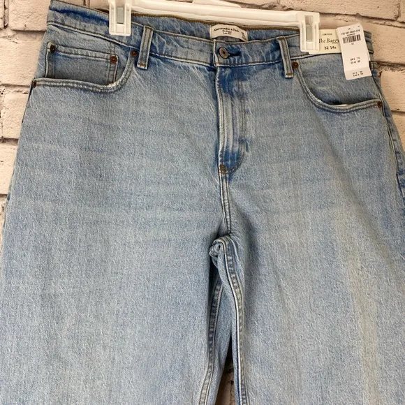 Abercrombie &amp; Fitch Low Rise Baggy Fit Jeans Light Wash size 14 NWT