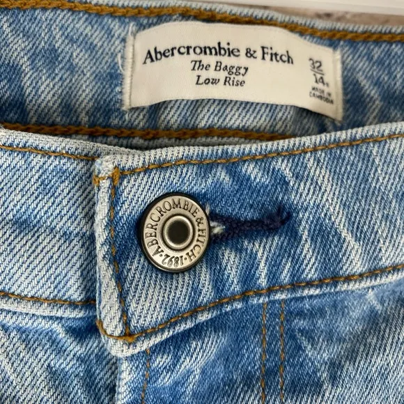 Abercrombie &amp; Fitch Low Rise Baggy Fit Jeans Light Wash size 14 NWT