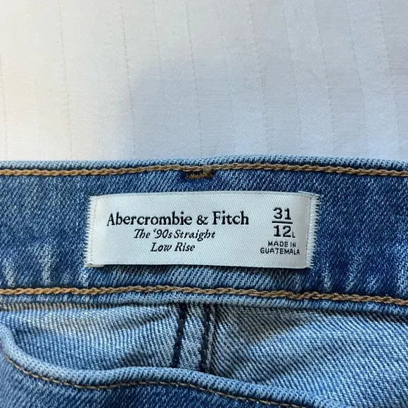 Abercrombie &amp; Fitch The '90s Straight Low Rise Raw Hem Jeans Blue size 32