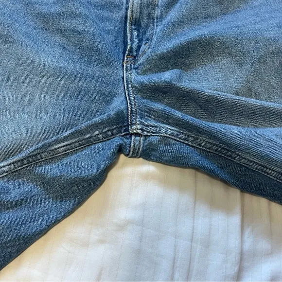 Abercrombie &amp; Fitch The '90s Straight Low Rise Raw Hem Jeans Blue size 32