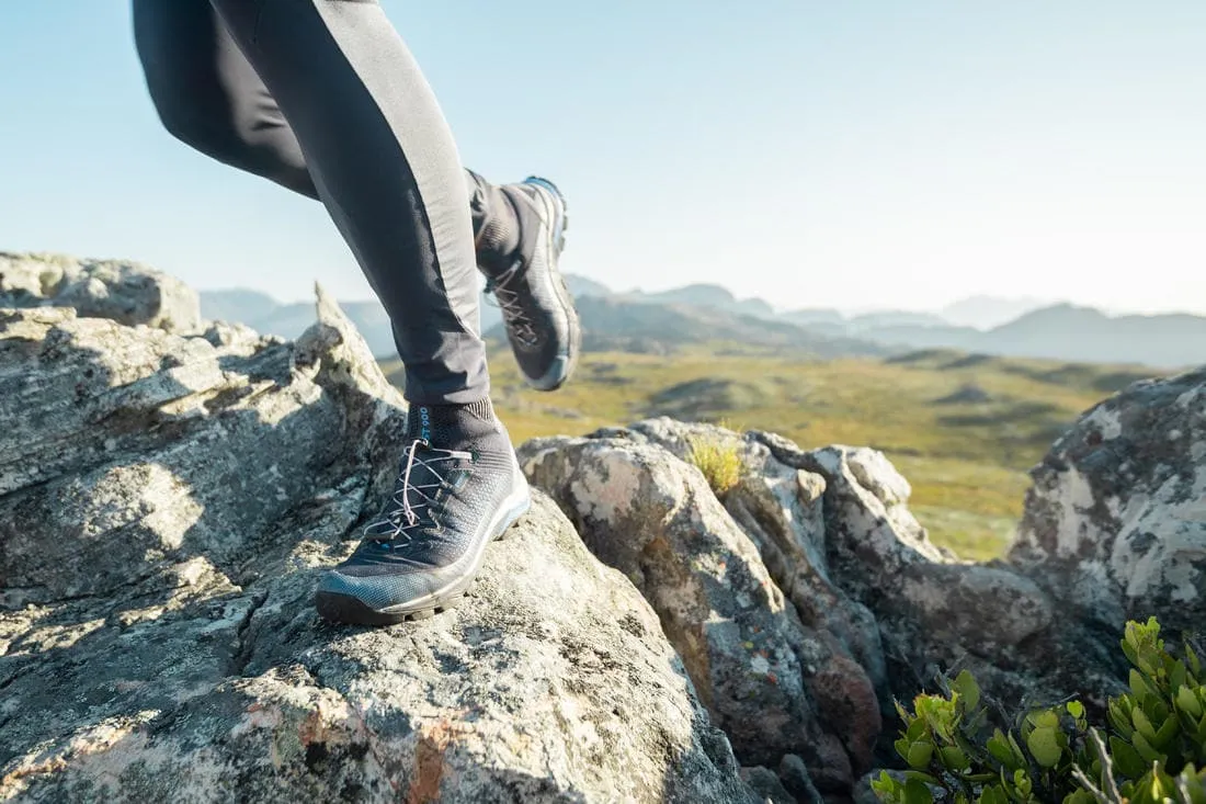 Chaussures ultra légère de randonnée rapide FH 900 femme grise jaune.