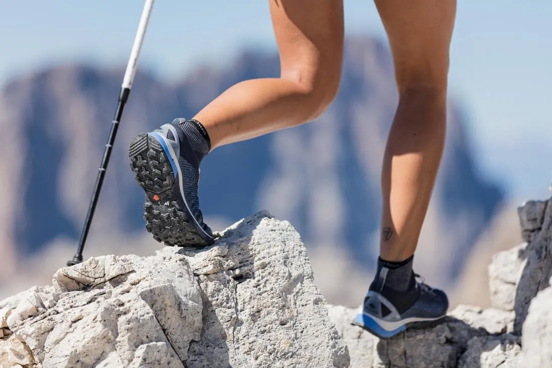 Chaussures ultra légère de randonnée rapide FH 900 femme grise jaune.